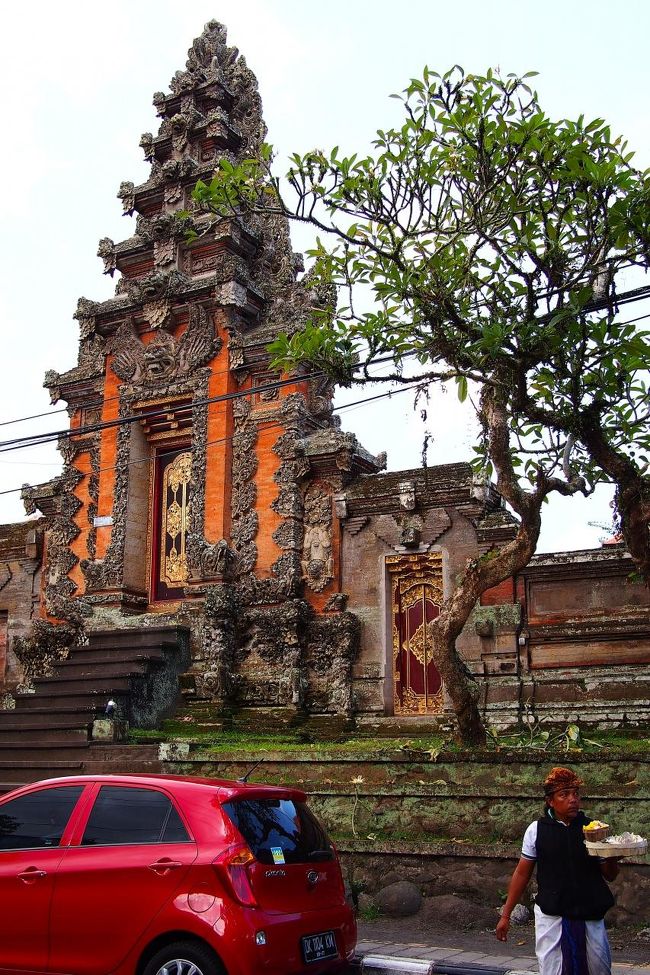 王宮の壁に沿ってしばらく道なりに歩いていくと…