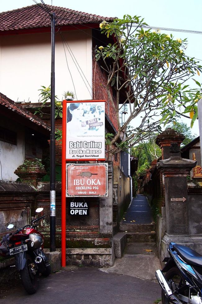 細い路地の奥に新しく移転した“IBU OKA”の看板が見える。<br />ヒト1人がちょうど通れる細さの通路を奥に進むと…