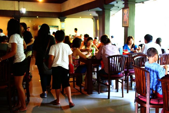 店内は大混雑で、大テーブルで相席になった。