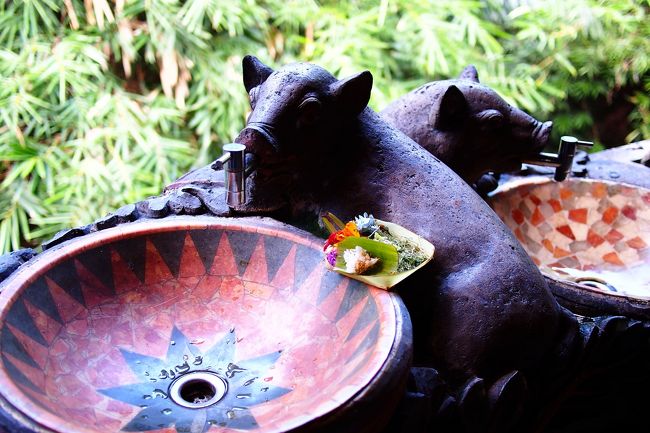 豚モチーフの手洗い場。<br />店内に数か所あって、石鹸も用意されている。