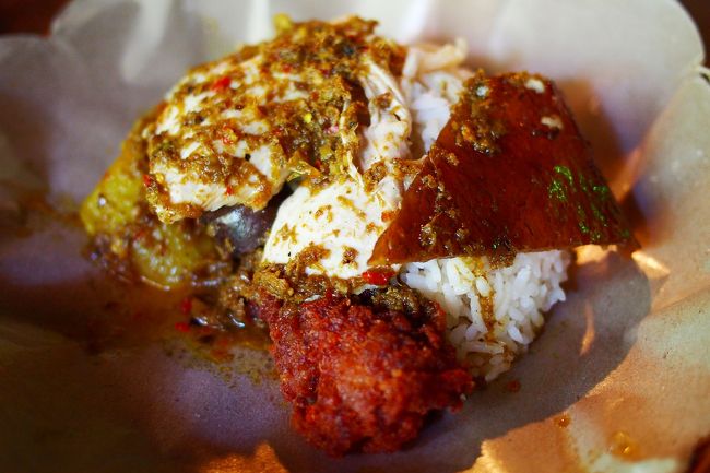 【Special】45.000Rp<br />様々な部位がMIXされていてボリューム満点！<br />中味は白米・野菜・豚巻・唐揚げ・ソーセージ・豚の皮が紙に包まれていた。<br />唐揚げは普通に美味しくて、皮はパリッパリ、野菜は冬瓜のような食感で辛めの味付けだった。<br />ソーセージは辛めで内臓系で癖が強く、ちょっと苦手な味かも。<br />