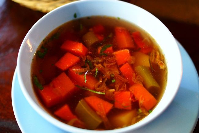 【Sop Bali】10.000Rp<br />人参・インゲン・豚スペアリブ・ジャガイモ・豆が入った優しい味。<br />辛いソーセージと一緒に食べるとちょうど良かった。<br />ビールも追加して、合計：176.000Rp。