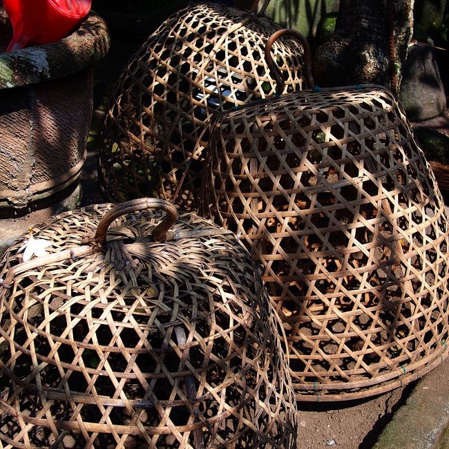 退店は店内をぐるっと回って別出口から。<br />通路にはたくさんの篭や…