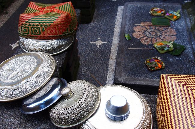 お供えに使う道具がキレイに並べて乾かしてあった。<br />普通の日は朝と夕方の2回…朝は“サイバン”と呼ばれるゴハンが入ったお供えを、夕方は“チャナン”と呼ばれる花や香料が入ったお供えをする。<br />儀式や暦によってもお供えの種類は異なり、供物の中身も変化する。<br />