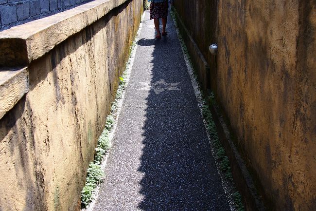 細い通路を進んで適当に歩いていたら…