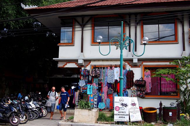 ウブド市場前に到着。<br />2013年に改装して、すっかりキレイになってしまったけど、あの雑多な雰囲気はどうなったのだろう？と気になる。<br />でも市場に足を踏み入れたらすぐ出てくる自信が無いので、また別の日に改めて向かうことに。