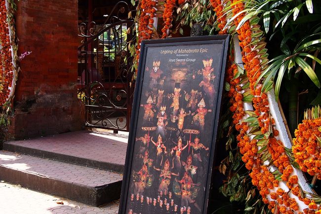 向かいの王宮前では、今夜行われるレゴンダンスの看板が出ていた。<br />日替わりで演じるチームが違うので、こだわりがある人は何曜日がどこのチームなのか、事前にWEBチェックしておくと良いかも。<br />王宮前にはレゴンダンスチケット売りのおじさんが沢山いて、観光客に次々と声をかけて営業している。<br />