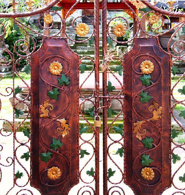 バリの寺院は色んな場所で見かけるけどいつも解放されているわけじゃなく、儀式やお祷りの日じゃないと門が閉ざされている。<br />