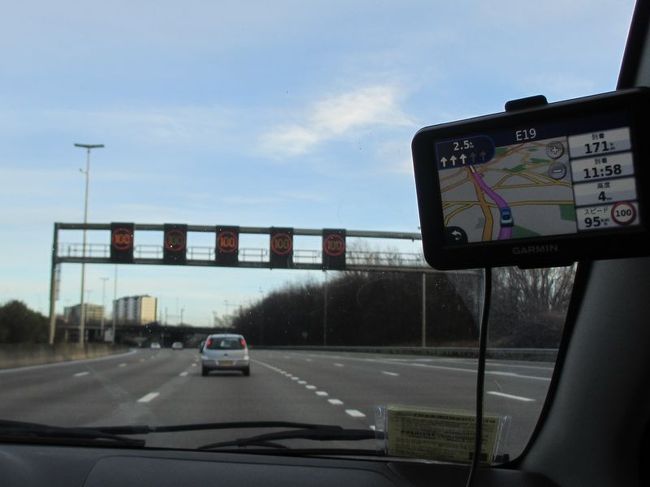 前日もそうだったのですが、カーナビが付いているものの、友人は運転しながらそれを見ることができないとのことなので、私がカーナビを見て、どの辺で曲がるとか、指示を出す役目でした。<br />これ、日本語表記のカーナビなんです。<br />でも、音声は英語(^-^;<br />なので、かなり集中しないといけない私(笑)