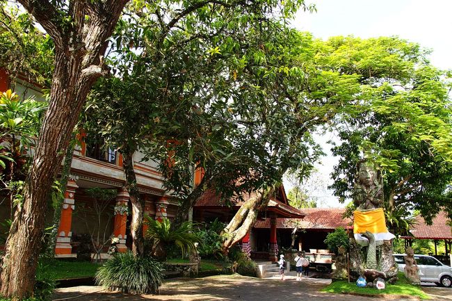 ゆったりとした敷地で大きな木々に囲まれて、静かな雰囲気のNEKA美術館。