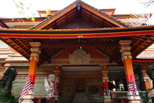 入口で確認したら、ノンフラッシュなら撮影しても問題ないと言われたので、気に入った絵をカメラに収めることに。<br />