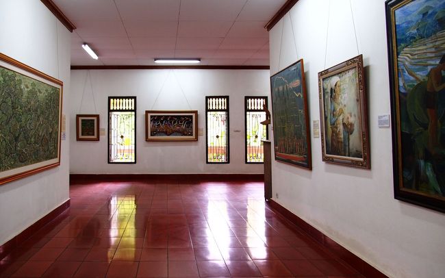 大きなキャンバスに、バリ絵画特有のタッチで緻密に描かれている。<br />触れることは許されないけど、ギリギリのところまで近寄れるので、細やかな筆のタッチや、重ね塗りされた質感、物語のように描かれた豊かな表情を思う存分堪能することが出来るのは有難い。<br />絵によってはウォーリーを探せ並に細かく、それぞれが違った表情をしているのでずっと見ていても飽きることは無い。