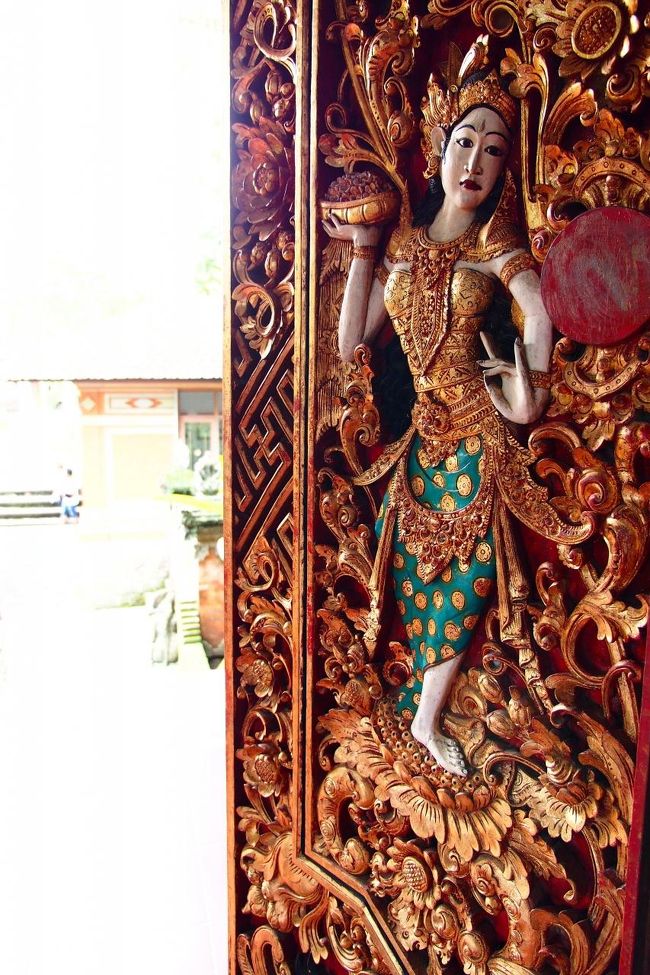 展示室の扉は、バリらしい装飾が施された豪華な雰囲気。