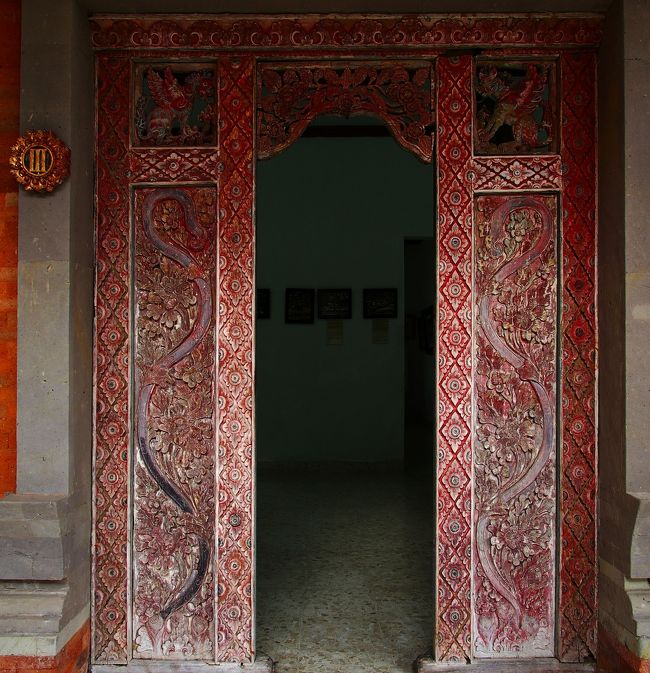 色褪せて趣がある美しい細工が目を惹く入口。