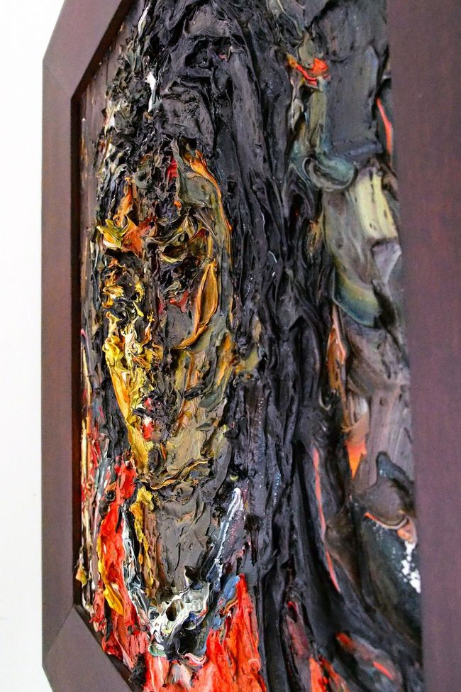 【バリの少女】1999年<br />正面から見るとべったり塗られたように見えるけど、斜めから眺めると物凄い立体感！