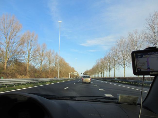 あ〜、なんて爽やかな青空！<br /><br />この辺はすでにオランダだったと思います。<br />私、陸続きで国境越えをしたのは人生で初めて！<br />高速道路上だったので一瞬で写真なんて撮れませんでしたけど、何だか嬉しい(笑)