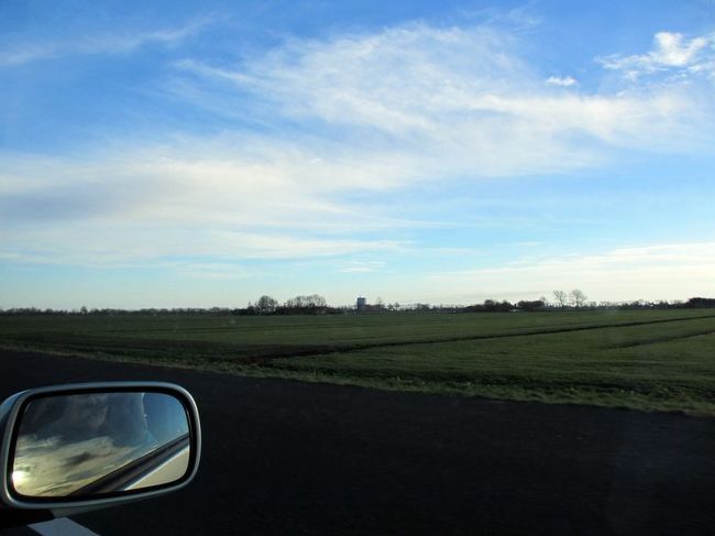 高速道路なのに、ガードレールの無い道もあってビックリ。<br />表紙写真もこの後ぐらいに撮った物です。