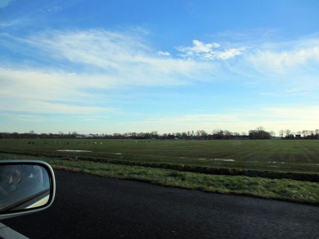 遠すぎて全然ですが、左側に牛か羊か何かが放牧されています。