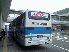 9:00
大阪伊丹空港に到着です。
南海難波駅前から伊丹空港まで、道路がガラガラだったので、たったの20分で着いちゃいました。
伊丹空港って大阪の中心地から近いんですね。
渋滞がなければ、空港までのアクセスは、バスが便利です。
