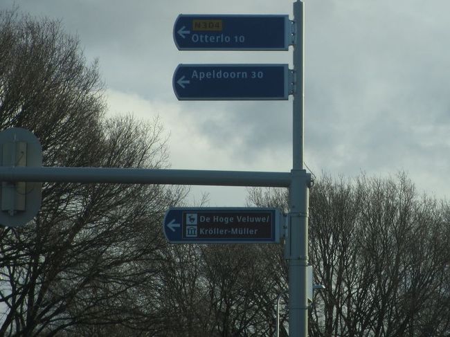 かなり集中して周りを凝視していたので、美術館の看板もすぐに見つけました！<br />（一番下のやつです）