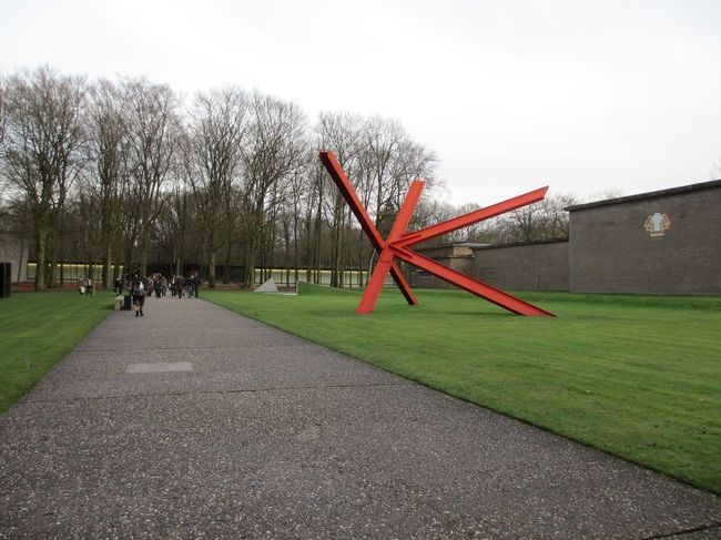 帰りに撮ったので、空の色がさきほどまでと全然違いますが、この奥が美術館の入り口です。