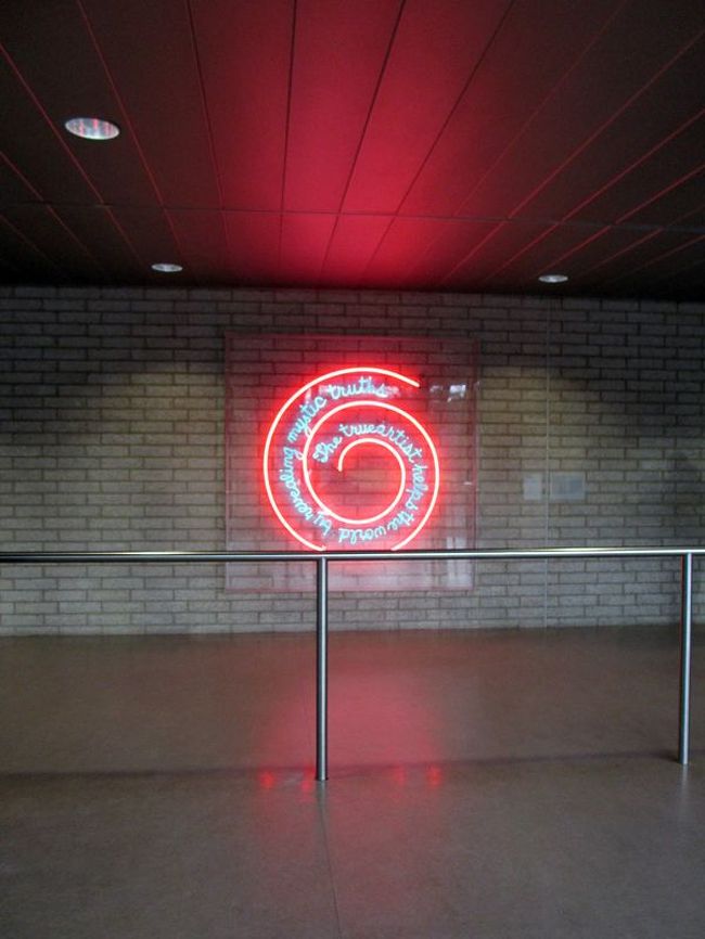 これは美術館の入り口の近くにあったモニュメント。