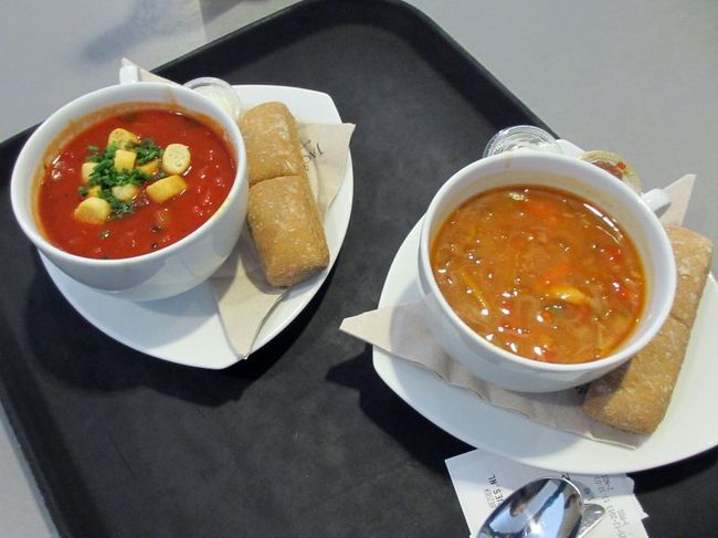 一通り見終わったところで、お昼にしました。<br />館内にセルフのレストランがあります。<br />私と友人は軽めにと、スープ＆パンにしました。