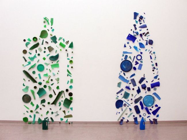 さらに、現代アートのコーナーへも。<br />これ、よ〜く見ると、一番下に置かれているのが洗剤の容器だったりするんです。<br />実は全部、ゴミからできている作品。