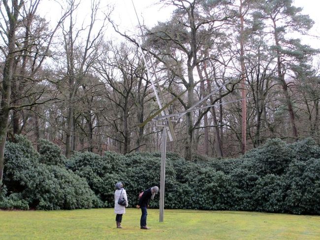 続いては、野外の展示スペースにも。<br />とにかく広いので、全部は見れなかったですけど、これは、（上の部分が）動く展示物でした。