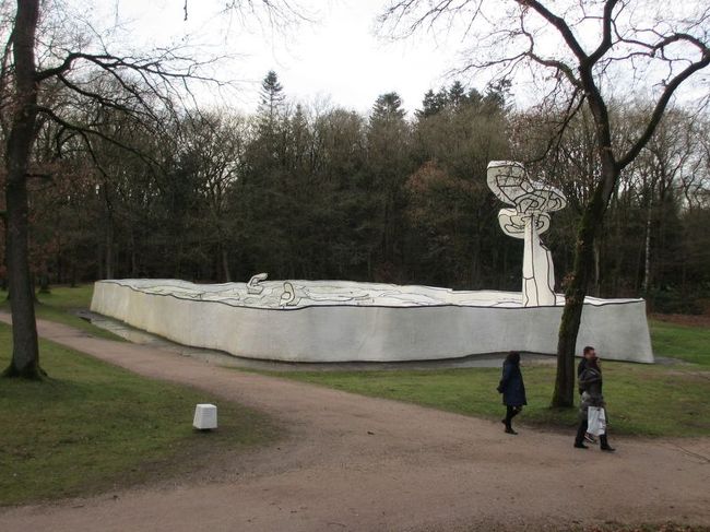 こちらはジャン・デュビュッフェの作品なんですが、巨大迷路なのかな？<br />入り口が裏側にあるようでしたが、時間の都合で立ち寄りませんでした(^-^;