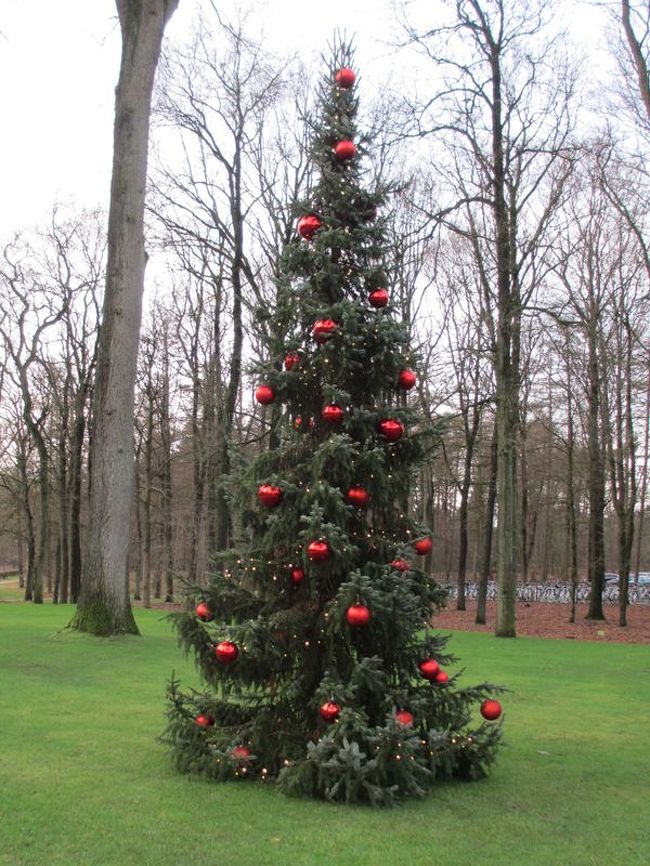 忘れかけていましたが、この日はクリスマス☆<br />そして、私たちが帰る時、入れ違いで日本人の団体がやって来ました。<br />ツアーでも組み込まれているみたいですね。<br />確かに個人では来にくい場所だし、街中の美術館よりは空いているし、駐車場完備なので、ツアー向きかも。