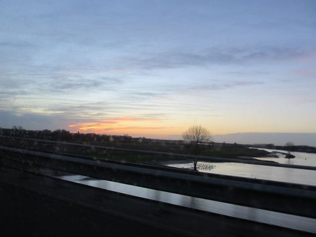 帰りは旦那さんが運転、友人が助手席ということで、私は後ろの席で、夕景を楽しむことに。<br />でも、窓ガラスの汚れが写っちゃってます(笑)<br /><br />ベルギーに戻った私と友人は、少しだけクリスマスのゲントの街を観光をすることになりましたので、その様子はまた次回！<br /><br />明日から1か月ほど忙しくなりますので、またしばらくお休みするかもですm(__)m<br />今週も旅行記を作成する時間しかなくて、皆様のところへお邪魔できずにスミマセン！