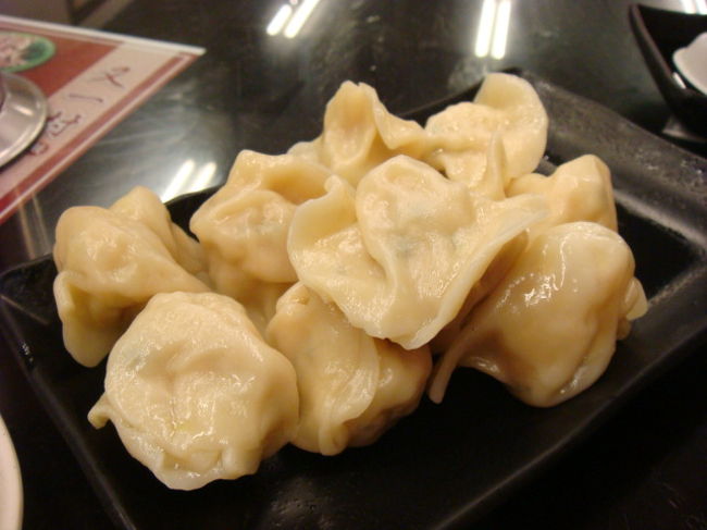 綜合水餃にしました。ニラ５個とキャベツ５個のハーフです。ここからは補足ですが、この時、私たちは釣銭を間違えて渡されました。こちらのお店はレシートが発行されませんので、その場できちんと確認することをおすすめします。私たちは現地の言葉が堪能でなく、お店では日本語が通じないので、仕方なくあきらめましたが、台湾では会計時の確認は恥ずかしいことではなく当たり前らしいので、きちんと確認することをおすすめします。お食事はとても美味しくいただきました。この日はこのままホテルへ戻って就寝です。