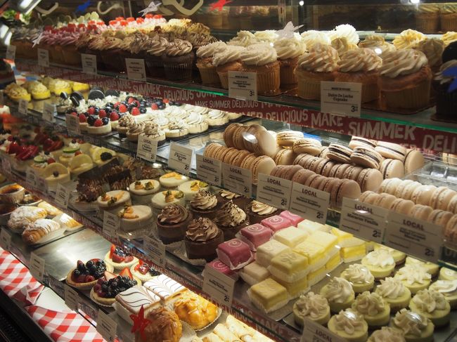 まだ１０時前なので、行きたいお店は開いてません。<br />なのて、ユニオンスクエア前のホールフーズに。<br />カップケーキやケーキの山！アメリカだなぁ〜！