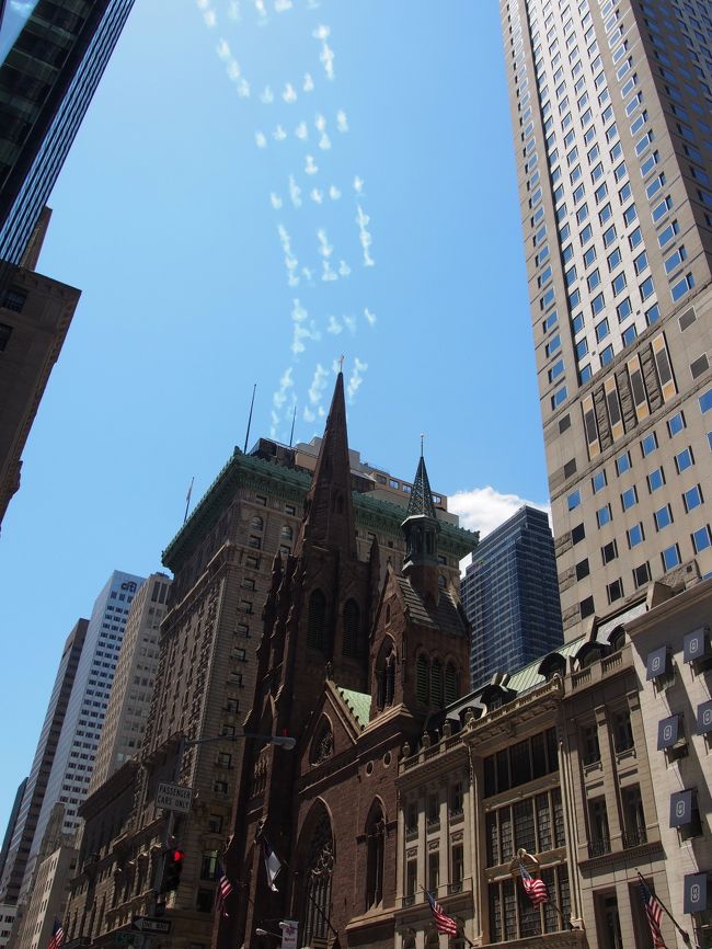 一度ホテルに戻ってきてから、添乗員さんとお昼を食べて、その後の５番街のお散歩です。ふと見上げたらこんなのが。<br />飛行機とかの煙？で書かれた文字でした。ずっと見てると動いていきます。