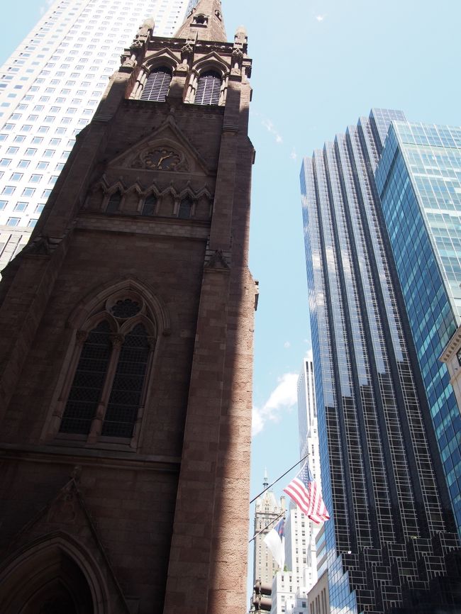 手前は教会かな？空を見上げるのが好きなわたし。必然的に写真も空が多いです。