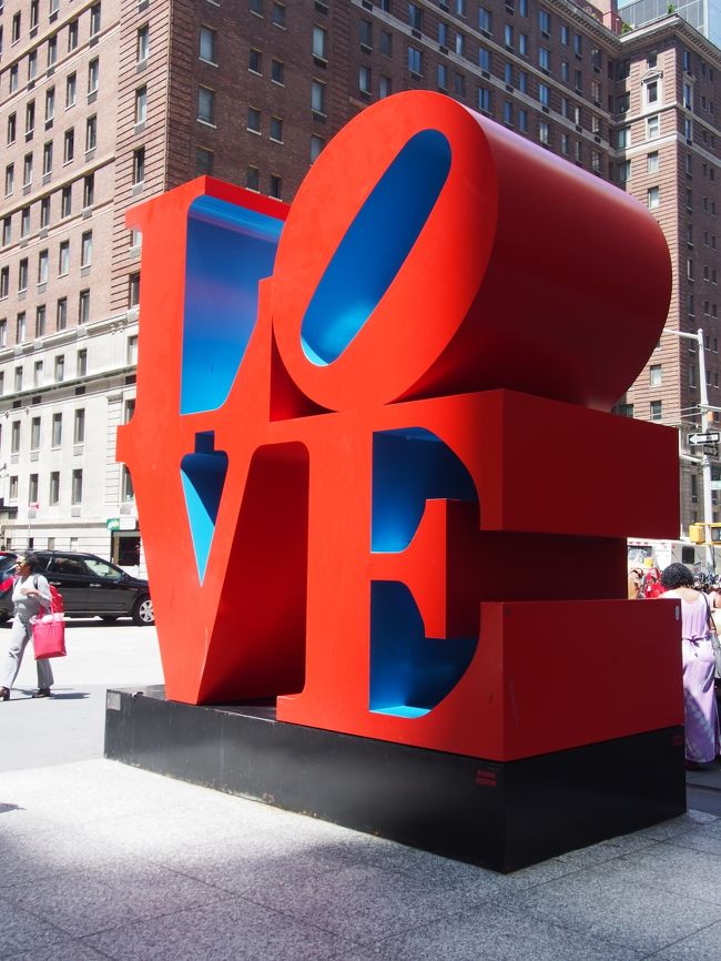 新宿にもありますね〜同じものが。多分こちらが先ですよね。<br />このオブジェの前で写真を撮ろうと２０人近く並んでました。その人たちが入れ替わるときを狙って撮ってみました。誰もいない写真撮れた〜！