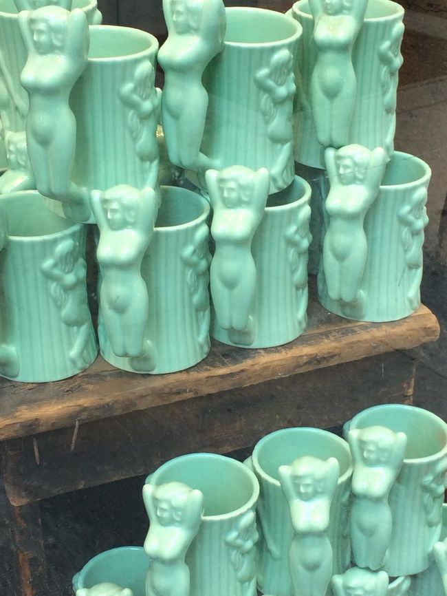 お店に着きました！が、まだ空いてないので、お店のディスプレイを撮ってみました。なんとも言えないカップだなぁ〜（笑）