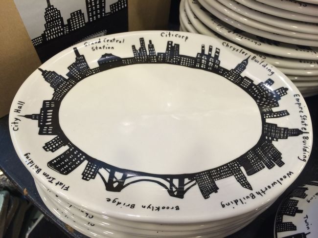 帰ってきてからの後悔。このお皿、買ってくればよかったぁ〜。買ったのは小ぶりのグラスでした。２つ買って一つは父のビール用に。