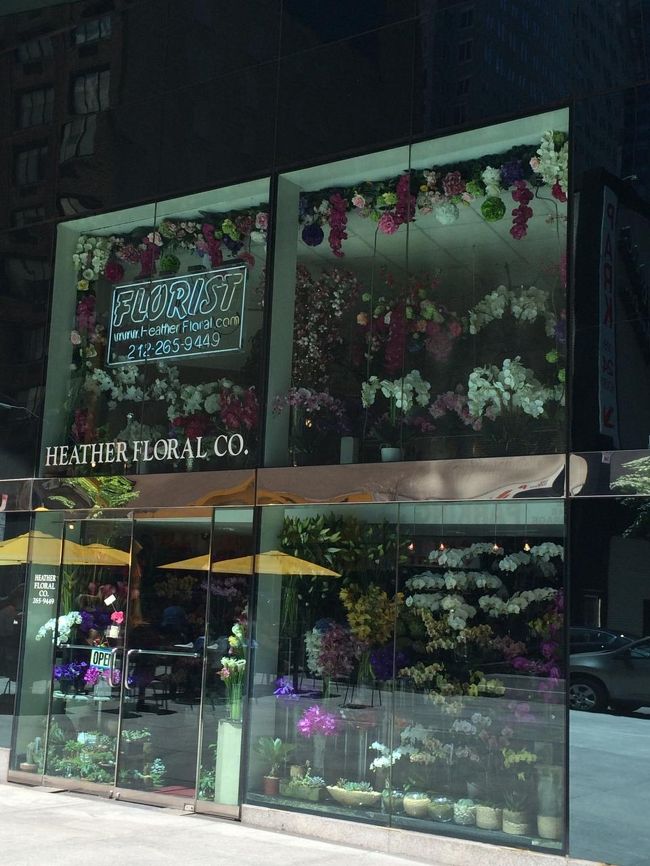 ホテル手前のお花屋さん。買わないけど、入ってみたい！