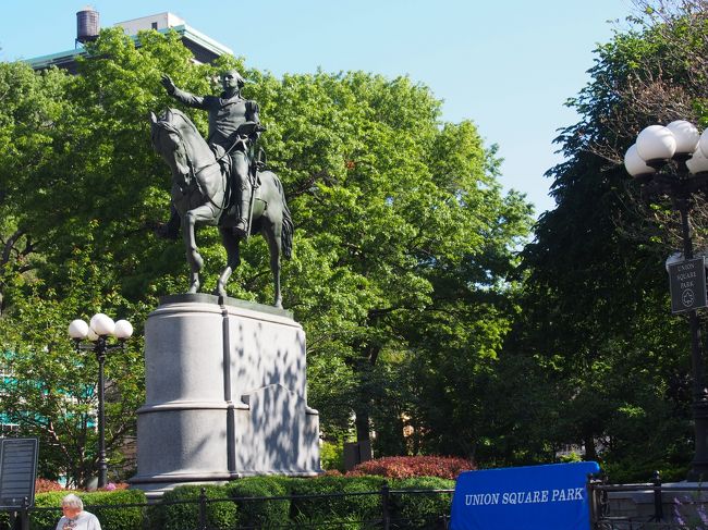 ユニオンスクエアにはジョージ・ワシントンの騎馬銅像があります