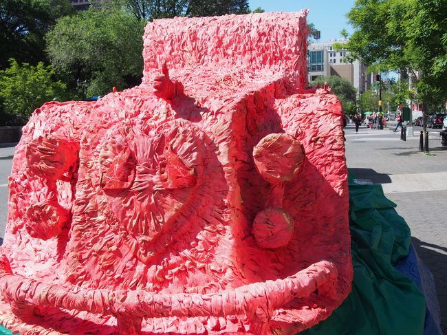 ユニオンスクエアに、こんな車？赤く染められた軍手が張り付けられていました。ディスプレイされてるの？どこかに運ぶの？