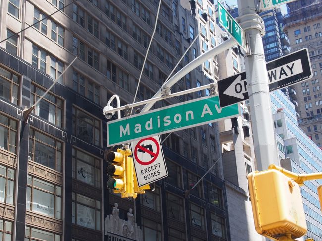 一度ホテルに戻ってきてから、添乗員さんとお昼を食べて、その後の５番街のお散歩です。英語で表記されているだけでなんでこんなにかっこよく見えるのでしょう？