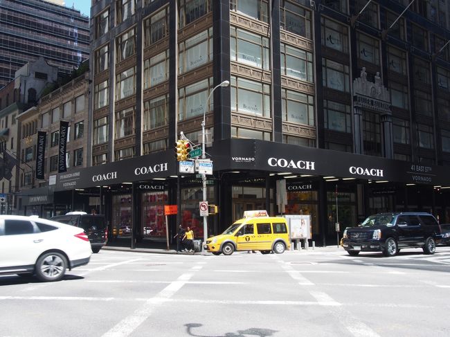 コーチに着きましたよぉ〜！１Ｆはバッグ、ジュエリー。２Ｆは小物と洋服がありました。