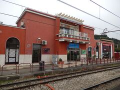 私鉄ヴェスヴィオ周遊鉄道「ポンペイ･スカヴィ・ヴィラ・ディ・ミステリ（SCAVI VILLA MISTERI）駅」

ナポリ駅から35分程度列車に揺られ、スカヴィ・ヴィラ・ミステリ駅に到着。