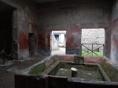 ポンペイ遺跡　ステファノの洗濯屋（Fullonica di Stefano）
ポンペイ遺跡内のフォロから円形闘技場付近までを東西に結ぶアッボンダンツァ通り沿いにある。建物の中に大きな洗浄用の水槽があり、人や動物の尿を使って、布を洗浄していたそうです。