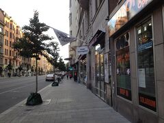 さぁ、ホテルにチェックインして休憩しようー

って、ここでもまた迷子ー
全然わかんないー
住所みて必死で探したよー
下調べしてた地図と微妙に場所違うんやもん、ひどいー

しかも、受付が2Fなんやけど、入口にロックがあって入れないよー
インターホンでなんとかいけたけど、もうへとへとー