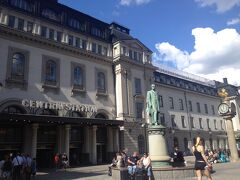 中央駅まで戻ってきました
さぁ、お次はデンマークへ向かいます！

空港へはバスで行きますよ
中央駅横の階段登ってバスターミナルがあります
昨日来たはずなのに、迷いましたよー
まさか上にあるとは。。
