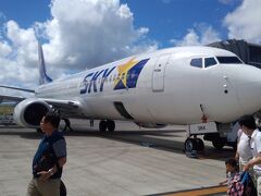 美ぬ島石垣空港に到着した、スカイマークエアラインズBC563便B737-800型機。タラップを降りたところです。