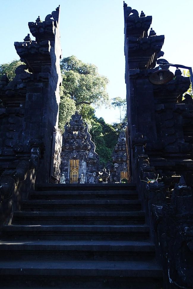 朝7：30にダイビングインストラクターが夫を迎えに来て、1時間半移動し、その途中にあるインストラクターお気に入りの海沿いの通称：コウモリ寺と呼ばれるGOA LAWHAに立ち寄って安全祈願してから、PADANG BAIに到着。